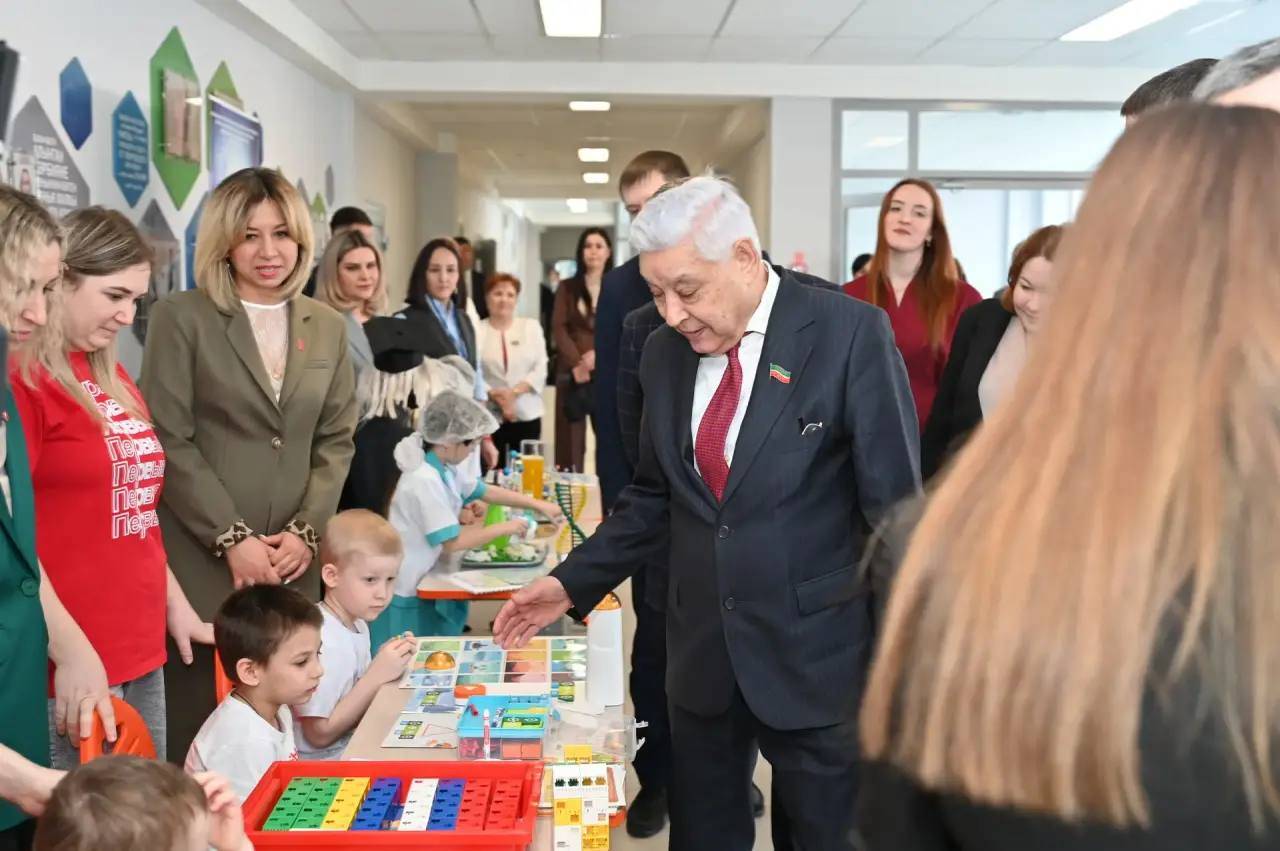 Мухаметшин посетил химико-технологический лицей в Менделеевске
