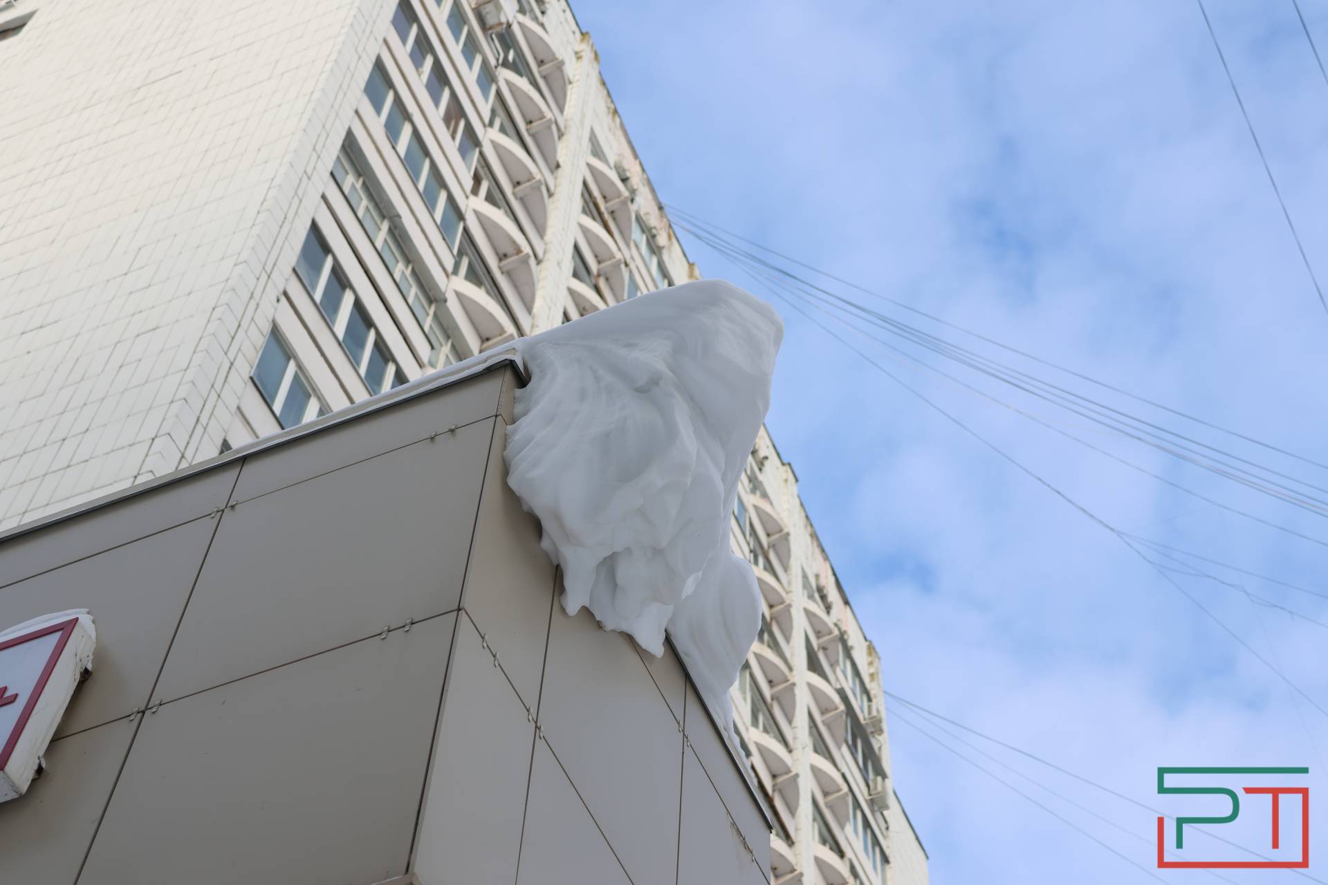 Нечищеные дворы, падающие крыши и огромные счета: городские власти обсудили болевые точки Казани