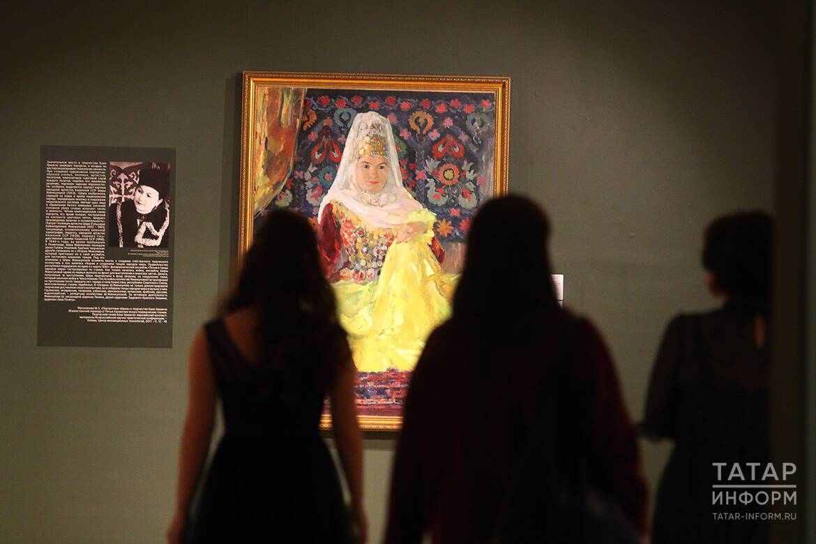 Скрипка, голос и путь Урманче: в Казани открылась выставка «Воспоминания, вышитые цветом»