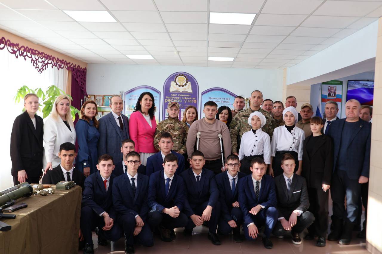 Герой России Баксиков встретился с молодежью и бойцами СВО в Актанышском районе
