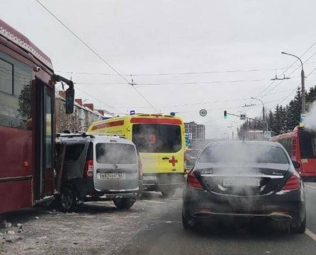 В Казани на улице Гвардейской столкнулись трамвай и легковушка