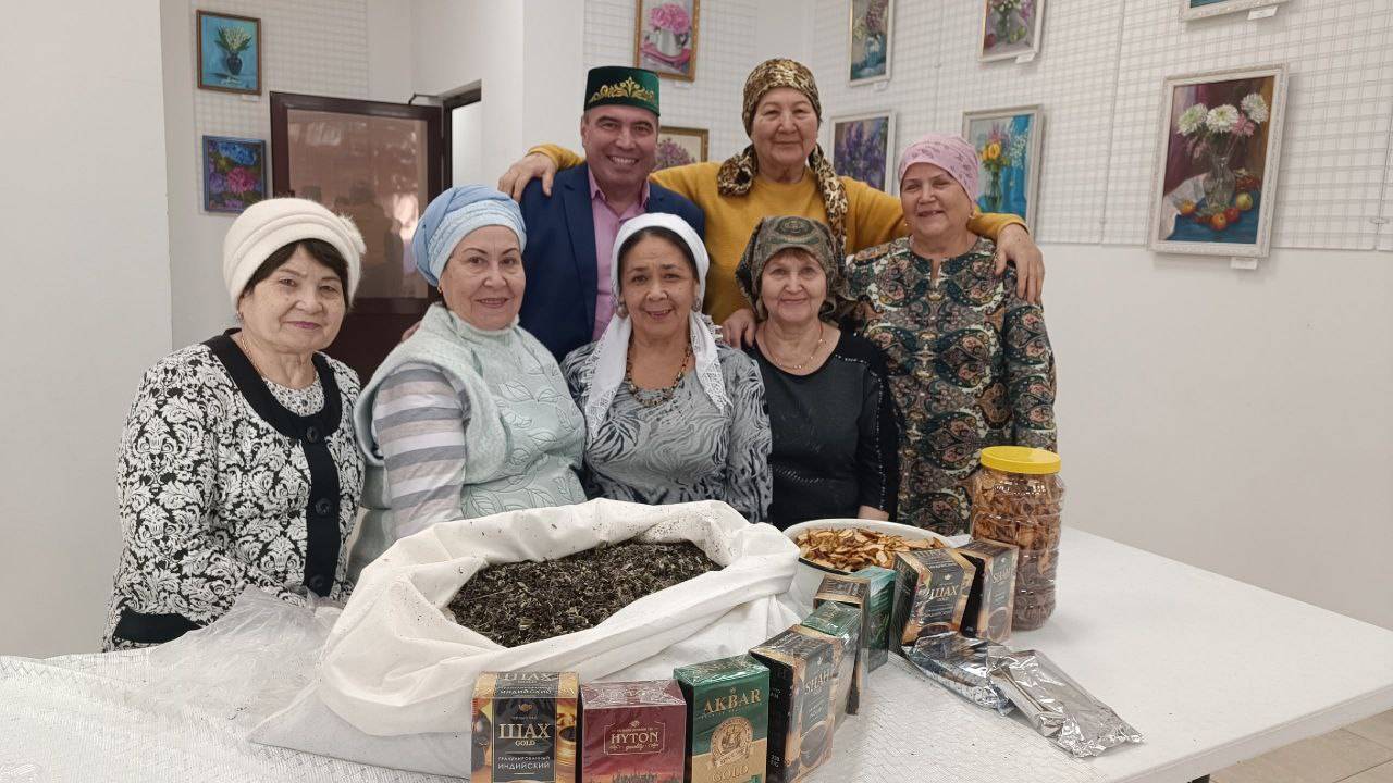 Активисты из Бугульмы отправили посылку с травяным чаем для бойцов к 23 Февраля