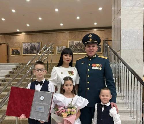 Минниханов поздравил семью бойца СВО из Татарстана с победой на конкурсе «Семья года»
