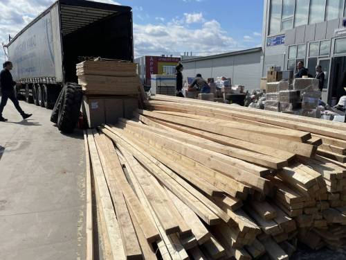 Из Челнов отправили 20 тонн стройматериалов, техники и продуктов в зону СВО