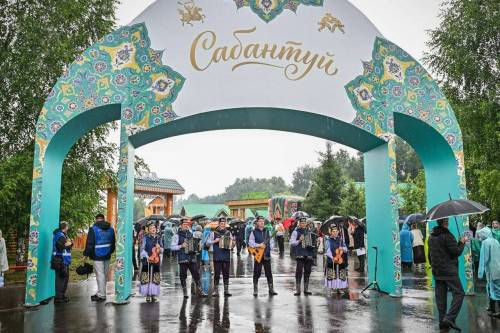 Вопреки серости и дождю: Казань ярко отметила Сабантуй в Мирном