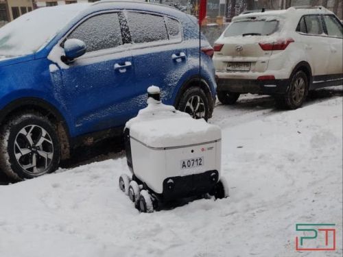 «На живого хоть наорать можно»: роботы-курьеры в Казани застревают в снегу и опаздывают к клиентам