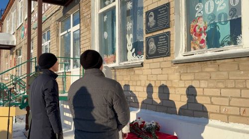 Мемориальные доски двум бойцам СВО появились на фасаде школы в Менделеевском районе