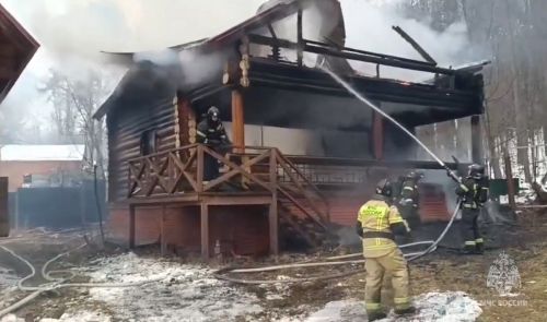 В Зеленом Бору пожарные потушили два загоревшихся дома