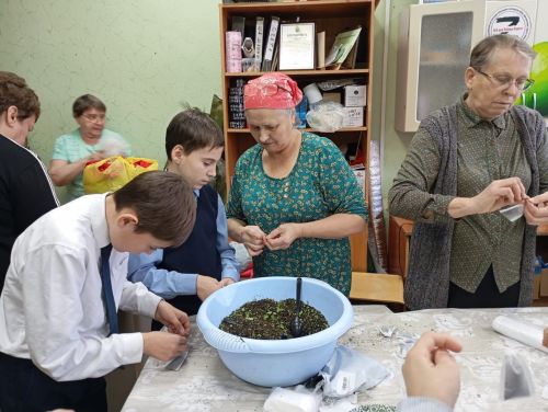 Серебряные волонтеры из Нурлата сшили 60 утепленных одеял для бойцов СВО