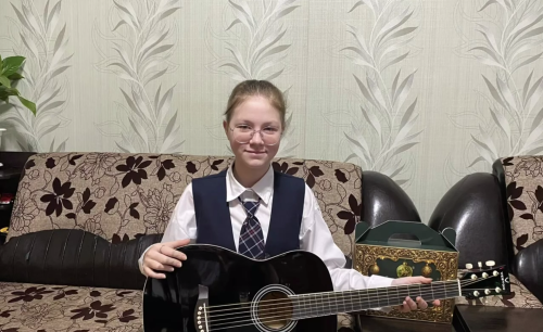 Рустам Минниханов подарил гитару 13-летней Лизе из Буинска