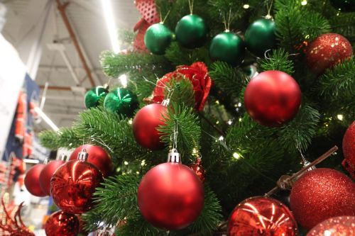 Обзор самых дорогих и необычных елочных игрушек в магазинах Казани