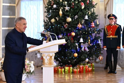 Минниханов вручил государственные награды отличившимся татарстанцам