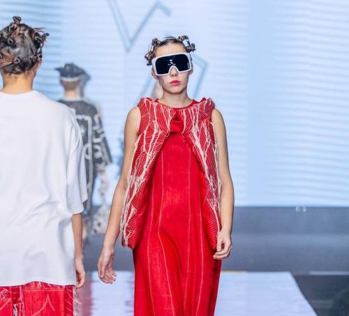 В красном платье и без длинных ногтей: в чем советуют встречать год Лошади казанские стилисты