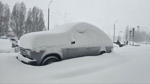 Закрытые трассы, задержанные рейсы и воскресники во дворах: Татарстан борется со снежной стихией