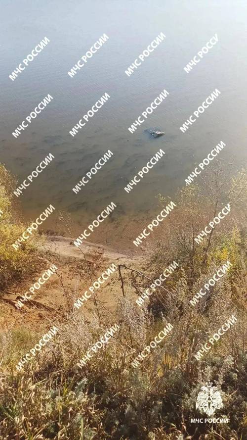 Машина съехала с обрыва в реку в Татарстане, спасатели нашли тела двух молодых людей