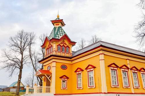 Уникальный памятник деревянного зодчества в Менделеевском районе открыт после реставрации