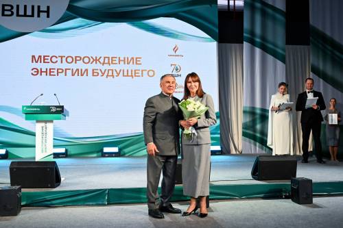 Минниханов в Альметьевске вручил госнаграды сотрудникам Высшей школы нефти и института ТатНИПИнефть
