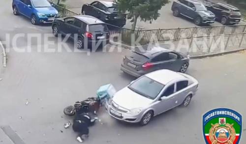 Доставщик на электровелосипеде влетел в иномарку в Казани и попал в больницу - видео