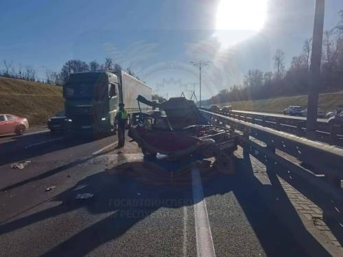 В Казани водитель отвлеклась на телефон и сбила стоящую машину — погибла пассажирка
