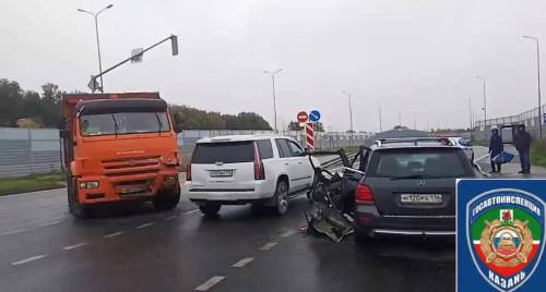 Mercedes и КАМАЗ столкнулись в Казани - два человека госпитализированы