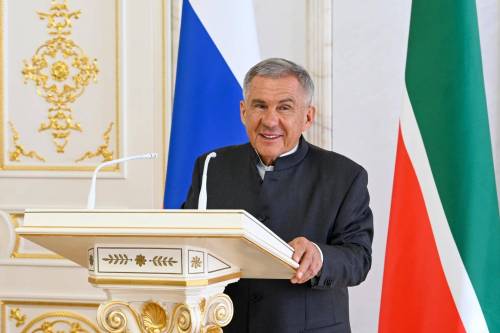 Минниханов вручил награды игрокам клуба по хоккею на траве «Динамо – Ак Барс» за 24-е чемпионство