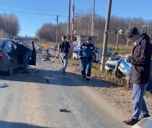 «ГАЗель» снесла несколько легковушек на железнодорожном переезде в Татарстане