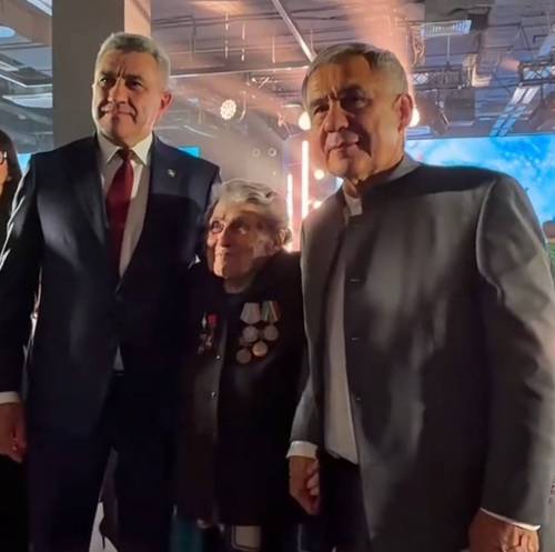 Минниханов сфотографировался с учительницей, работающей в школе 70 лет, - видео