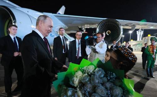 Путин прибыл в Туркменистан для участия в саммите СНГ