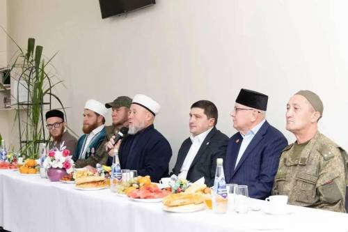 «Отправляем до 45 тонн гумпомощи ежемесячно»: мэр Нижнекамска встретился с семьями бойцов СВО