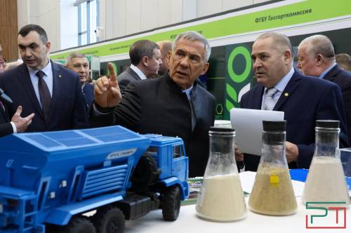 Рустам Минниханов осмотрел выставку «Казань Агро – 2026»
