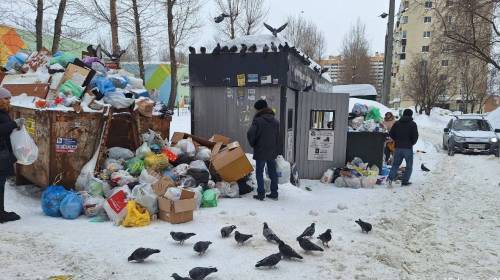 «Мусоровозы не летают»: снежный апокалипсис в Татарстане обернулся мусорным коллапсом