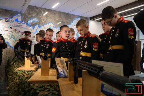 Курсантов Казанского суворовского военного училища поздравили с Днем защитника Отечества