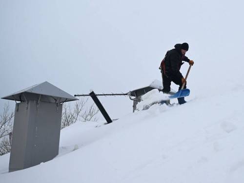 В Казани за сутки очистили от снега 178 крыш домов