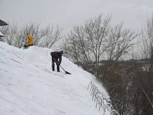 Почти половина крыш домов в Казани очищена от снега — мэрия