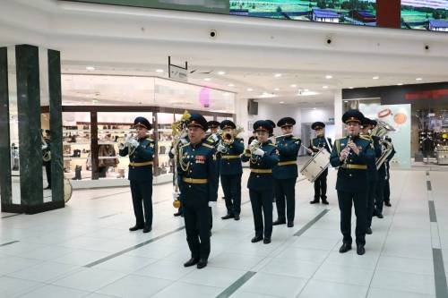 Военный оркестр Росгвардии устроил музыкальный флешмоб в одном из ТЦ Казани