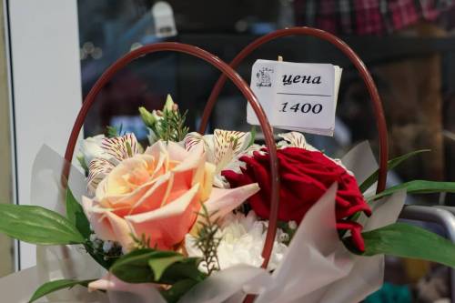 Букеты с запахом денег: начальник протокольного отдела КФУ погорел на взятках от цветочников