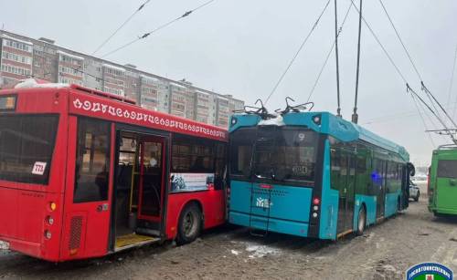 Автобус и троллейбус столкнулись в Казани — четыре человека пострадали