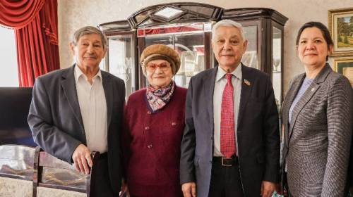 Мухаметшин в Альметьевске поздравил с 90-летием почетного нефтяника СССР