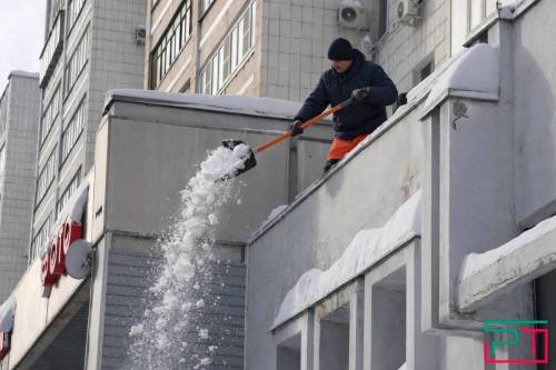 С крыш поехало: пешеходам и машинам в Татарстане угрожают снежные шапки на кровлях домов