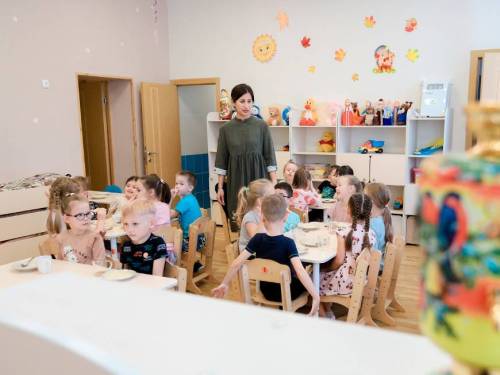 «И платим, и пыль вытираем»: из-за дефицита нянь в детсадах Татарстана на помощь воспитателям приходят мамы