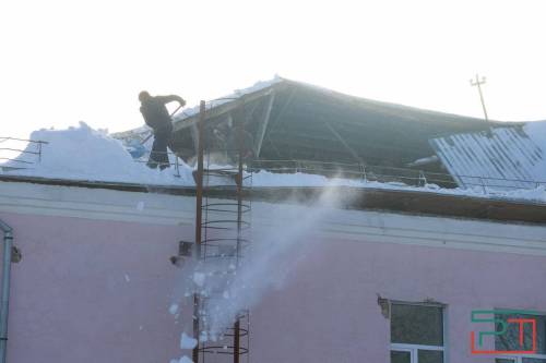 Дети на дистанте, чиновники на чердаке: крышу казанской гимназии очистили после обрушения
