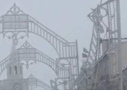 В Казани на Кремлевской рухнула новогодняя арка из-за схода снега