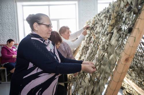 Жители нижнекамского села сплели более 700 масксетей для бойцов СВО