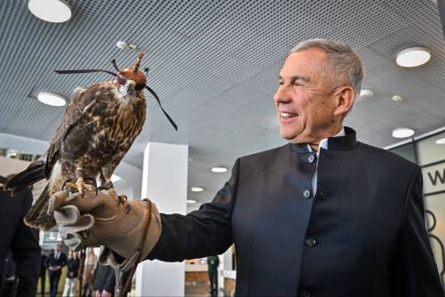 Минниханов опубликовал свое фото с соколом-балобаном