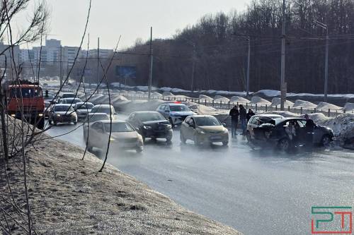 Массовая авария парализовала движение на проспекте Победы в Казани - фото