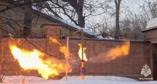 Газовая труба загорелась около Арского кладбища в Казани