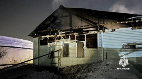 Спасатели вывели 75-летнего пенсионера из горящего частного дома в Альметьевске