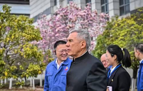 Галимова выложила фото Минниханова в Китае на фоне цветущей магнолии