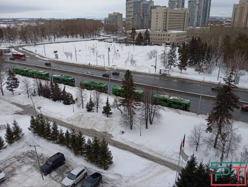 На улице Декабристов в Казани образовалась очередь из троллейбусов №2