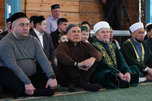 Минниханов встретил праздник Ураза-байрам в отреставрированной мечети в селе Айбаш